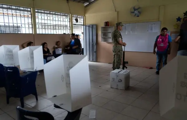 La valentía de votar en las ciudades ‘tomadas por el narco: en Ecuador