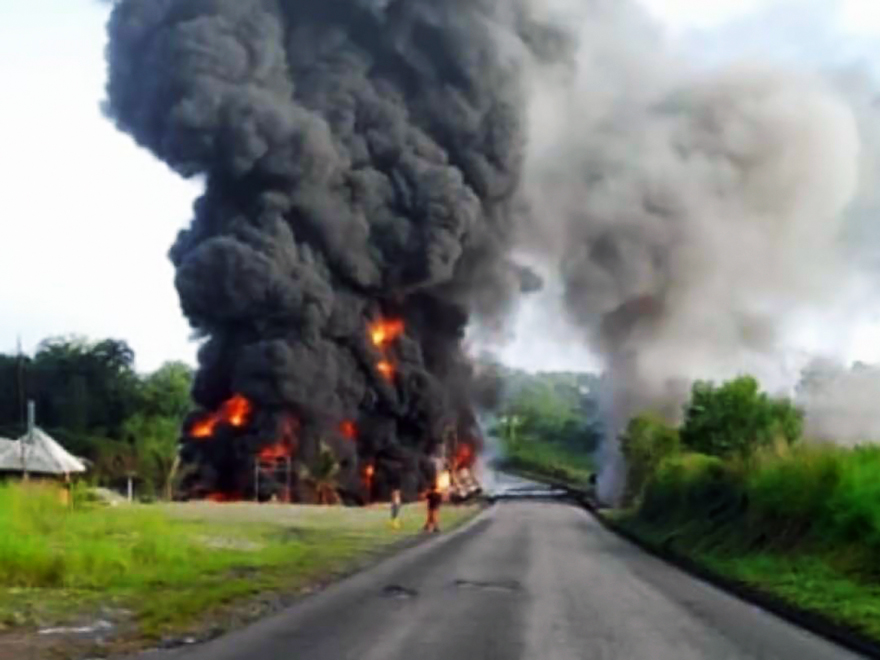 Petroecuador controla incendio provocado por un choque contra una red de oleoductos