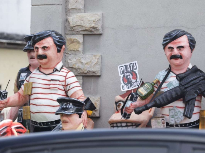 Representaciones de narcos se venden como monigotes en fin de año