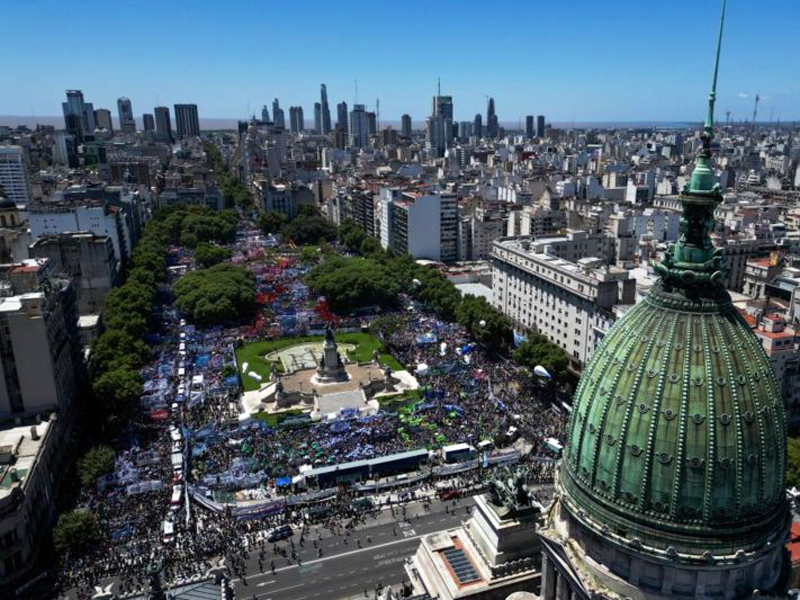 Cómo la crisis ha disparado el uso de criptomonedas en Argentina (y por qué muchos las prefieren al dólar)