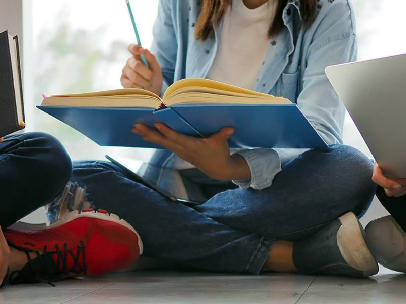 Otorgan 1.000 becas a emprendedores ecuatorianos y residentes extranjeros en Ecuador