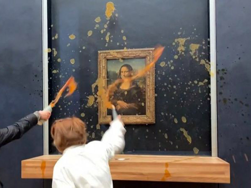 Activistas tiran sopa al cuadro de la Mona Lisa en el Museo del Louvre de París 