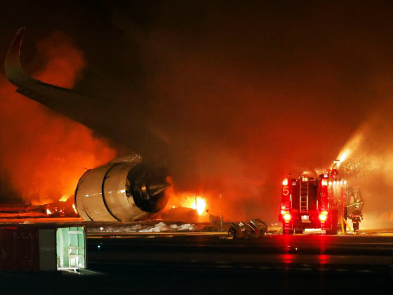 Cinco muertos y 379 personas evacuadas tras el choque de dos aviones en Japón 