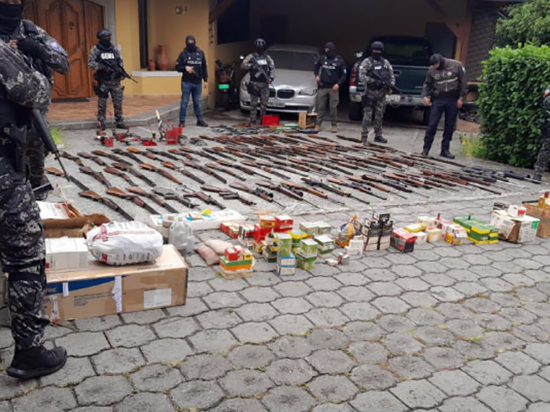 Adulto mayor es procesado por tráfico de armas: se levantaron más de 100 indicios en vivienda en Cumbayá