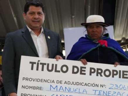 Gobierno entregó títulos de propiedad en Azuay y Cañar