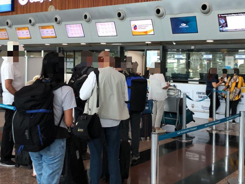 Impiden que 6 personas con antecedentes penales viajen a Galápagos 