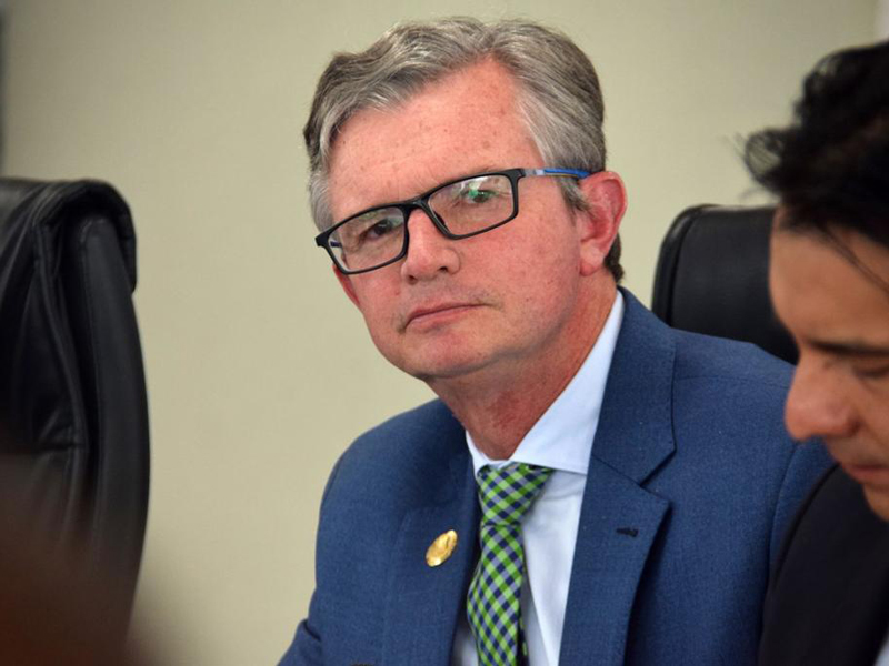 Ministro de Economía inicia negociaciones para conseguir financiamiento internacional