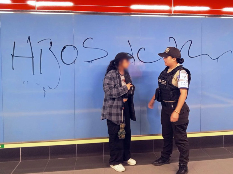 Sanción para mujer que rayó pared de la estación de El Ejido del Metro de Quito