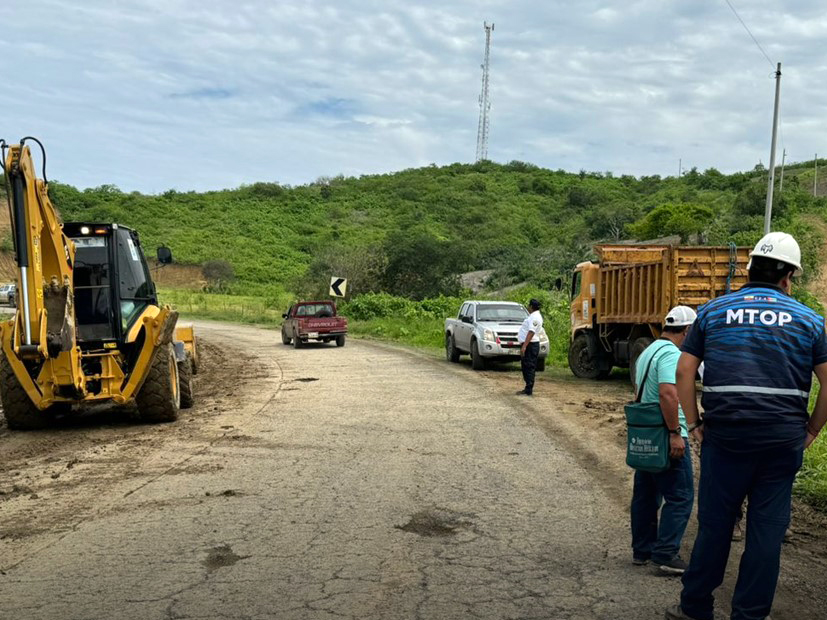 Intervienen la Red Vial Estatal de Manabí y Santo Domingo ante afectaciones por la época lluviosa