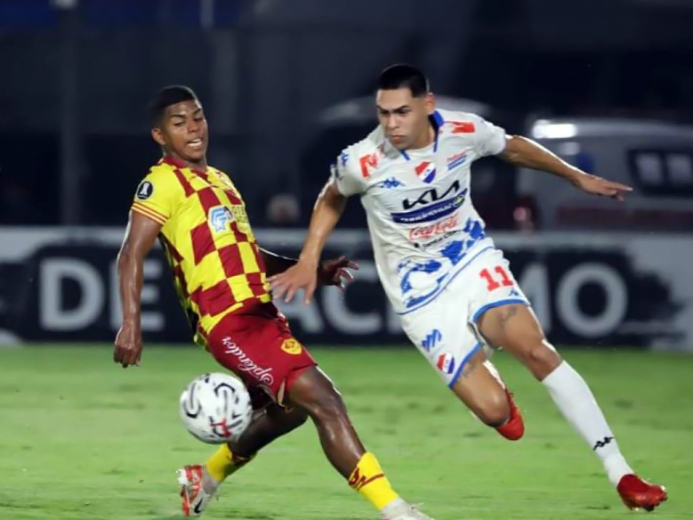 Aucas cayó por goleada ante Nacional y quedó fuera de la Libertadores