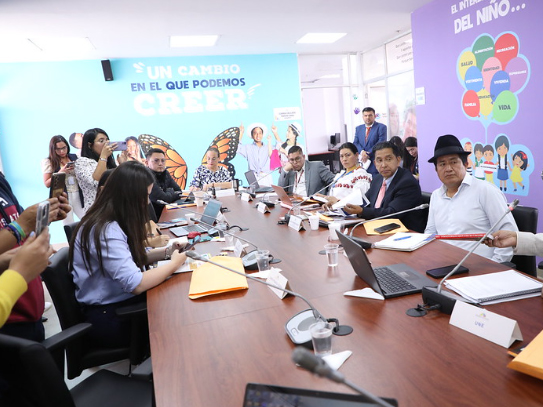 En la Comisión de la Niñez, UNE pide declarar a la educación escolar en emergencia