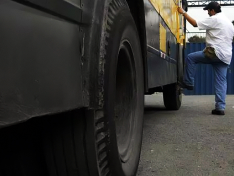 Circular con llantas lisas ya no será causal de prisión en Ecuador