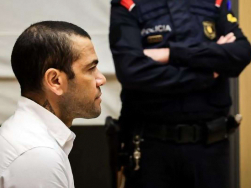 Dani Alves hace de todo para recuperar su libertad
