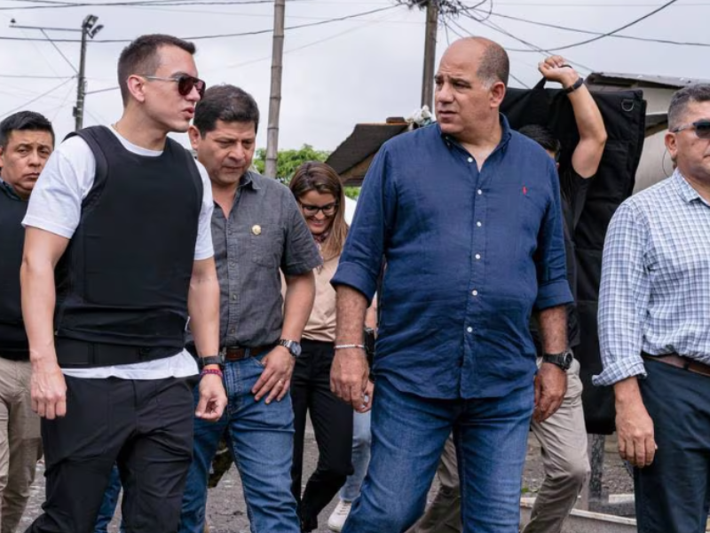 Daniel Noboa visitó Los Ríos, donde realizó recorridos en sectores afectados por el invierno