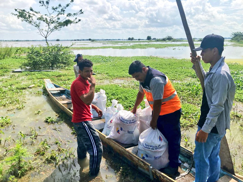 Familias ecuatorianas reciben atención crucial ante emergencia por torrenciales lluvias