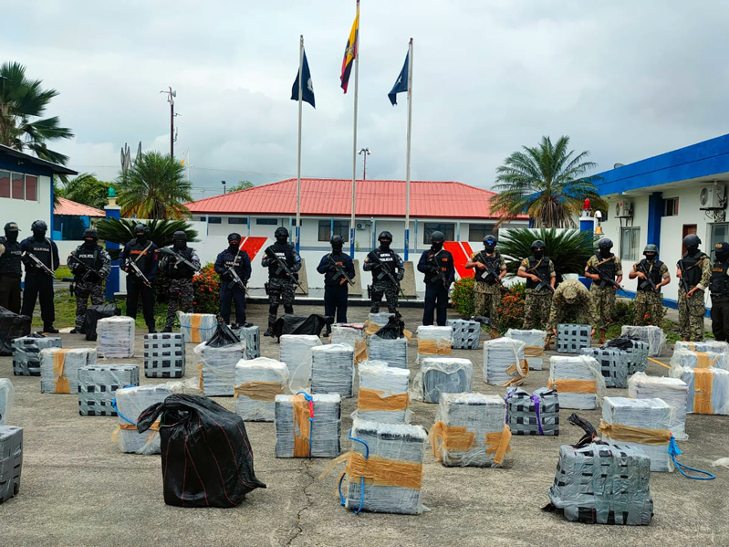 Fuerzas Armadas decomisan al menos 1.700 kg de droga en altamar