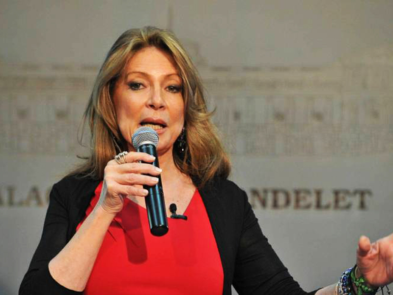 Ivonne Baki sale de la embajada de Ecuador en Estados Unidos