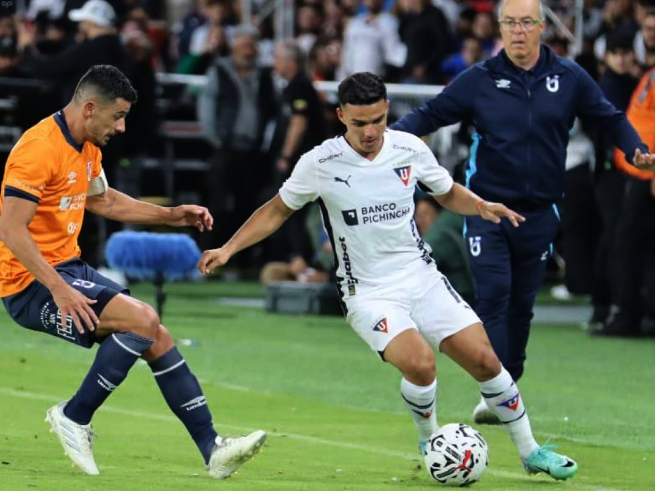 Noche Blanca: Liga de Quito derrotó a Universidad Católica y anunció a Álex Arce