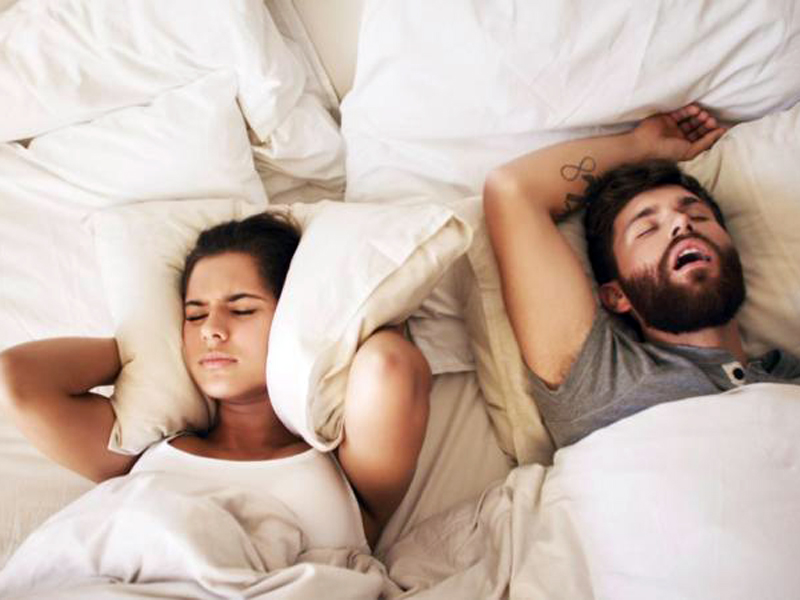 Qué es el “sleep divorce” (o el “divorcio del sueño”), el creciente número de parejas que duermen en piezas separadas