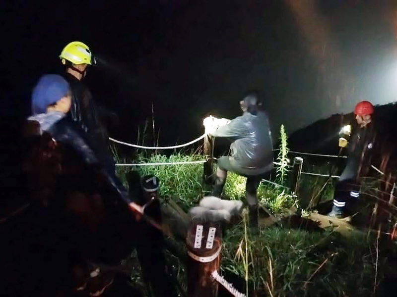 Rescatan a seis turistas del cerro Puñay, en Riobamba