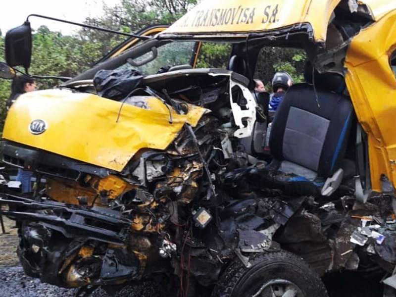 Un fallecido y más 10 heridos deja choque entre buseta escolar y tanquero en la vía Manta-Rocafuerte