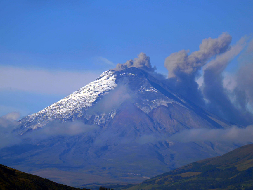 Volcán Cotopaxi emitió flujos de agua lodosa este 10 de febrero de 2024