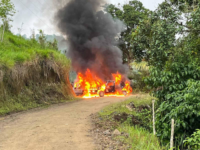 Protesta antiminera en Cotopaxi deja vehículos incinerados y heridos