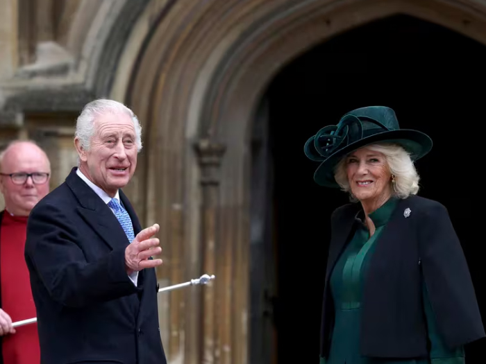 Carlos III reapareció en la misa de Pascua