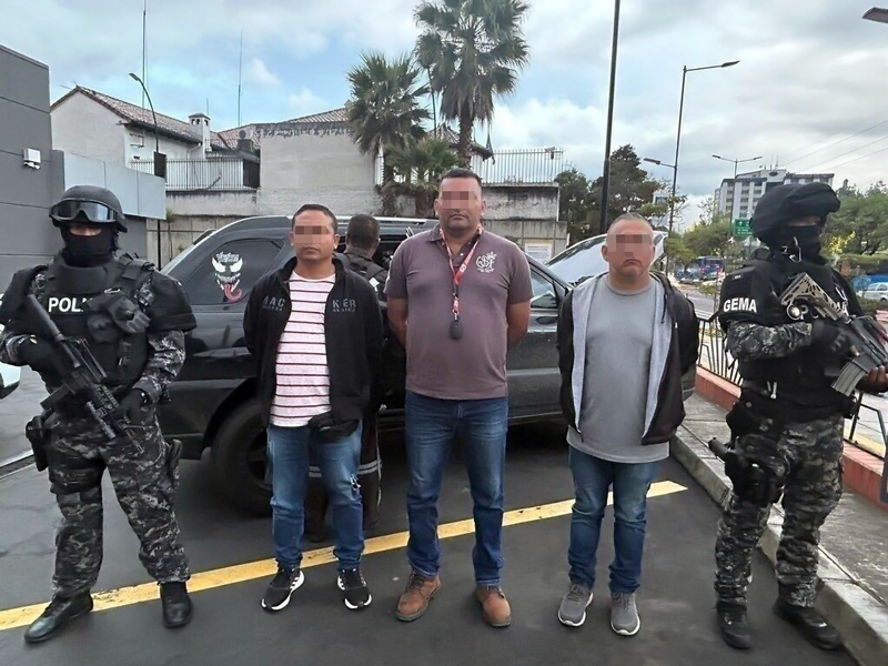 Capturan a militares en servicio activo y pasivo con USD 100.000 en efectivo