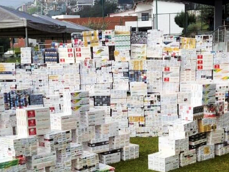 Destruyen una tonelada de cigarrillos de contrabando decomisados en Quito