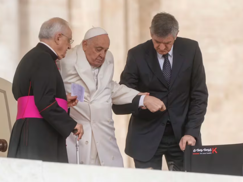 El papa Francisco se mostró incapaz de subir al papamóvil por problemas respiratorios