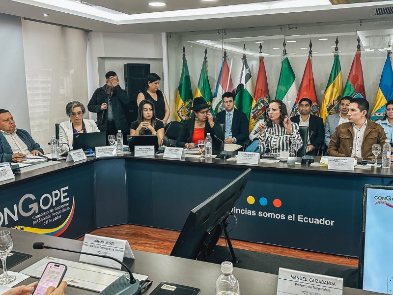 Prefectos exigen reunión con el presidente por deuda del Gobierno Nacional