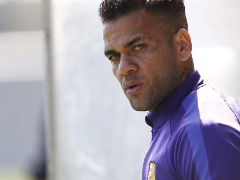Dani Alves sale de la cárcel tras pagar un millón de fianza