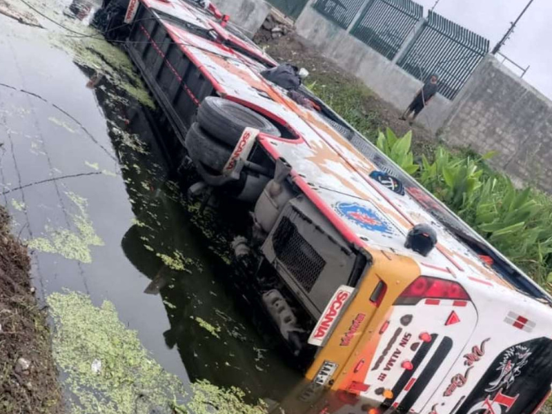 Guayas: un bus interprovincial cayó a una zanja y terminó sumergido