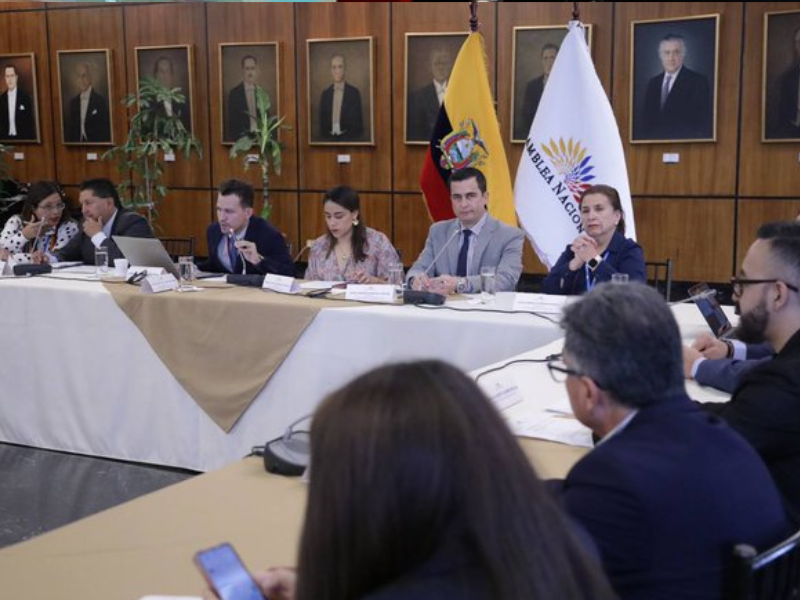 La probidad notoria generó un nuevo debate en la Comisión de Enmiendas