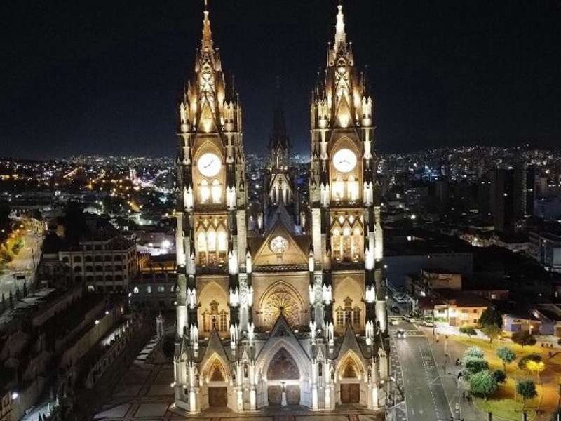Las noches de Quito se iluminan con la Basílica