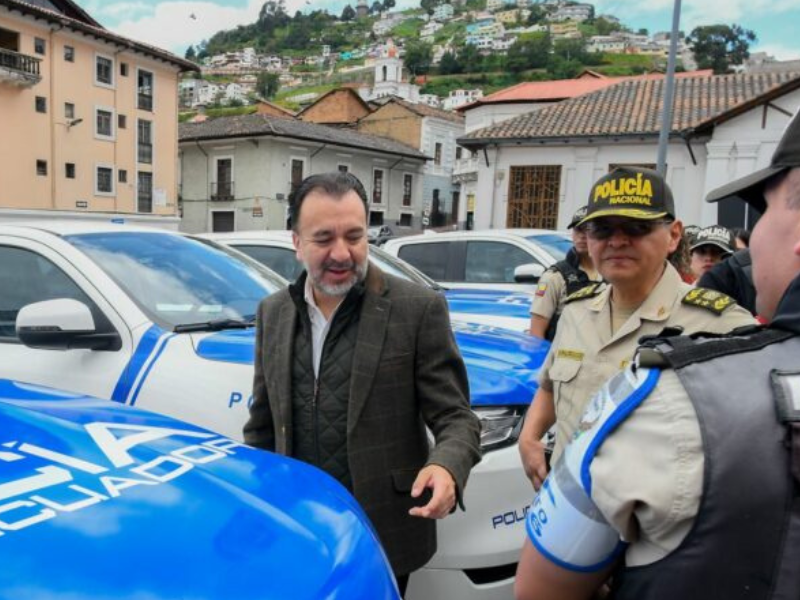 Municipio de Quito entregó cinco camionetas a la Unidad de Policía del Metro