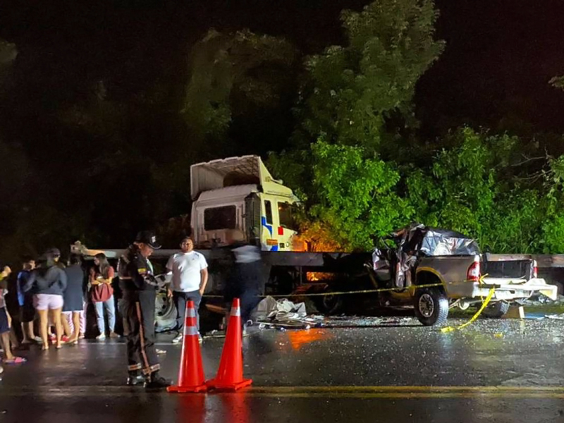 Dos fallecidos y tres heridos deja choque entre un tráiler y un carro liviano