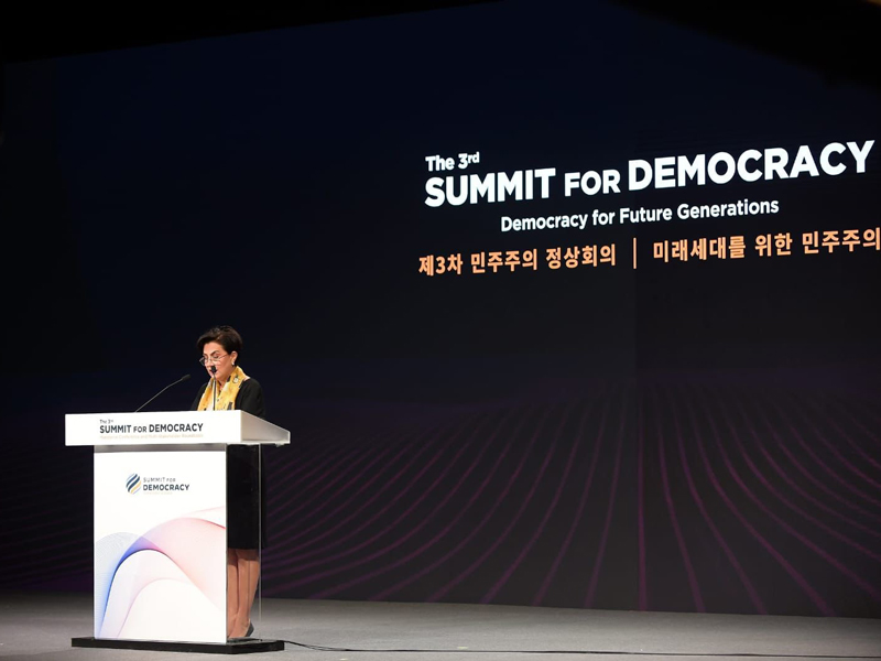 Ecuador invita a abordar los desafíos de la digitalización en III Cumbre de la Democracia