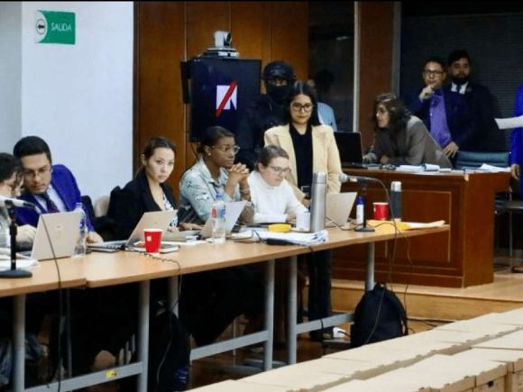 Chats revelan conversaciones entre Mayra S. y un hacker para bajar noticias de medios digitales