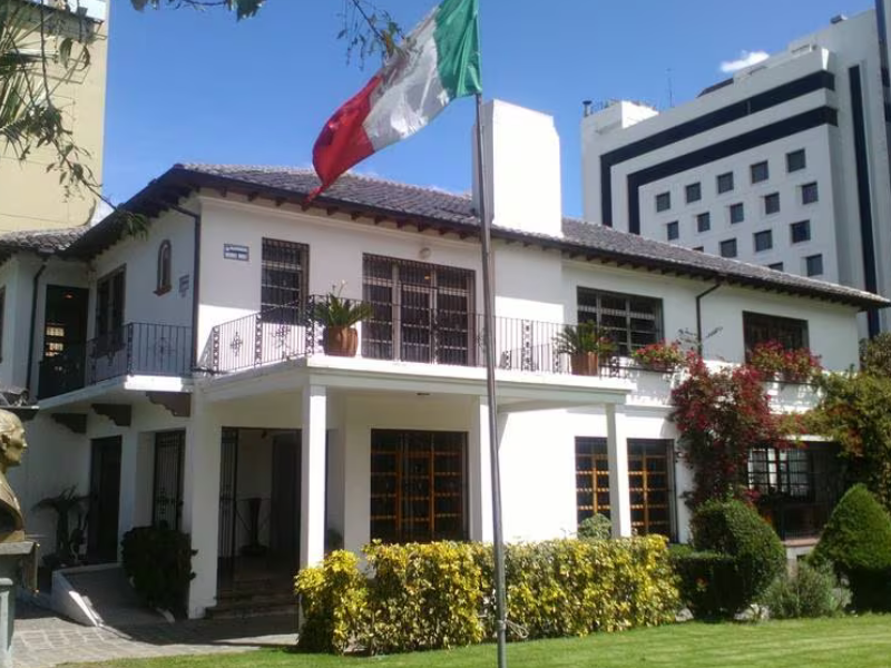 Internacionalista cataloga como una ‘barbaridad’ que Ecuador pidiera ingreso a la Embajada de México para detener a Glas