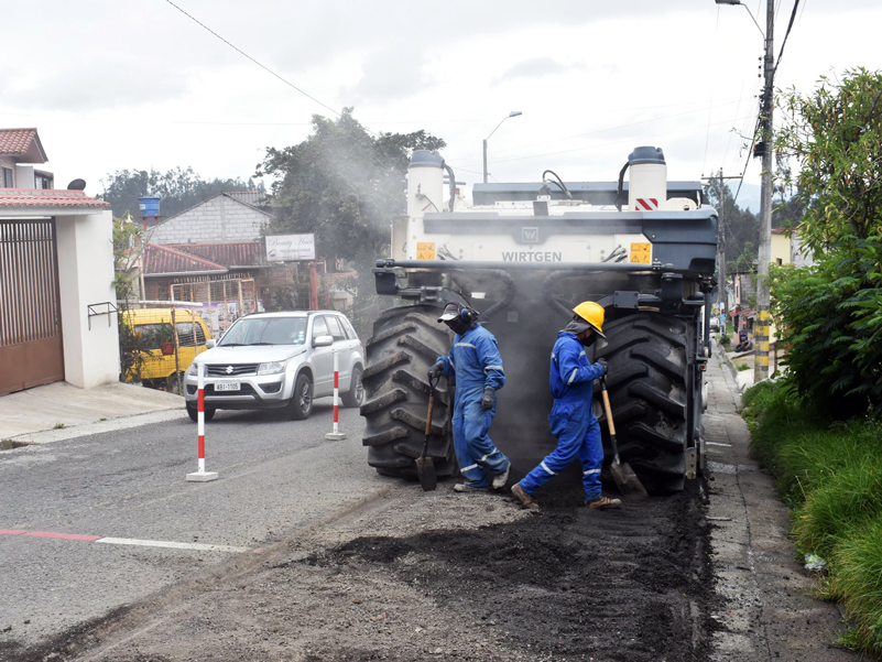 Gobierno entrega recursos para obras viales en Azuay