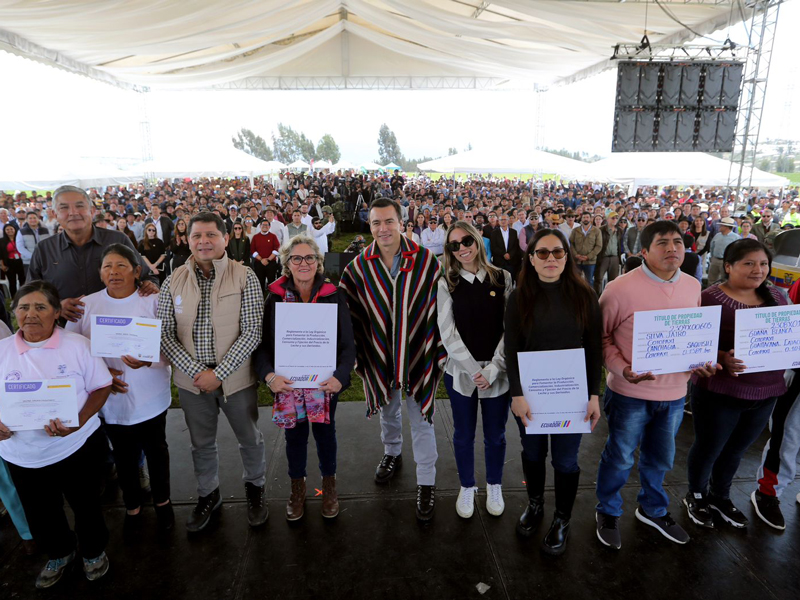 Gobierno entrega Reglamento a Ley de la Leche y 400 títulos de tierras