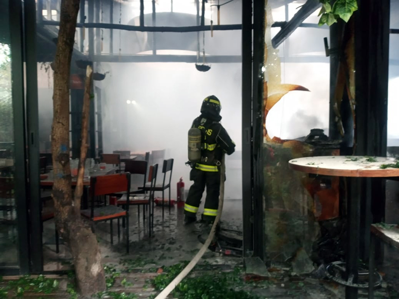 Bomberos de Quito sofocan incendio en un reconocido restaurante de Cumbayá