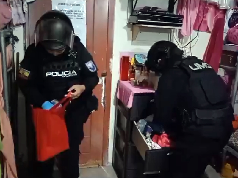 Militares y Policías intervienen la cárcel de mujeres en Quito