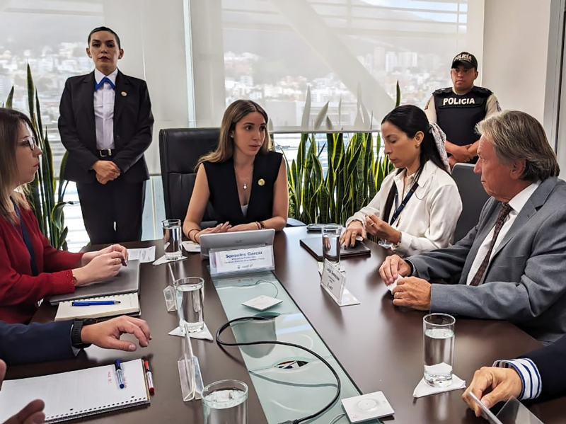 Ministra de Producción mantiene acercamiento con sector pesquero artesanal e industrial
