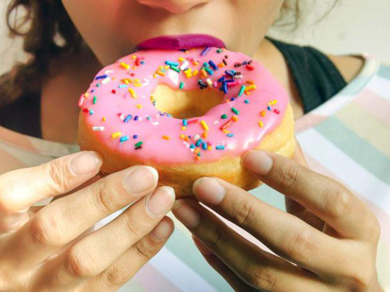 4 razones por las que sentimos la necesidad de comer azúcar o carbohidratos (y cómo podemos controlarla)
