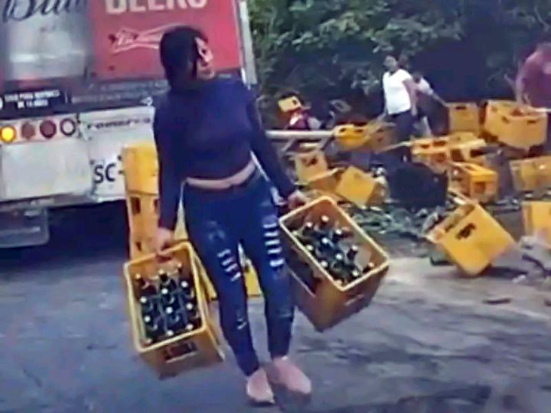 Personas se llevan cervezas de un camión que se accidentó en Manabí