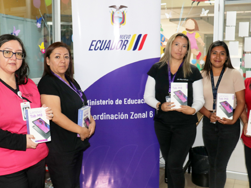 926 docentes de diferentes servicios educativos reciben tablets en la Zona 6