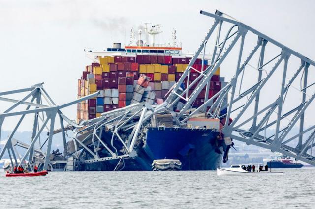 El barco Dali, enredado con los restos del puente de Baltimore.